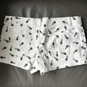 💥FREE WITH PURCHASE Guess White Shorts with Novelty Black Pineapple Print